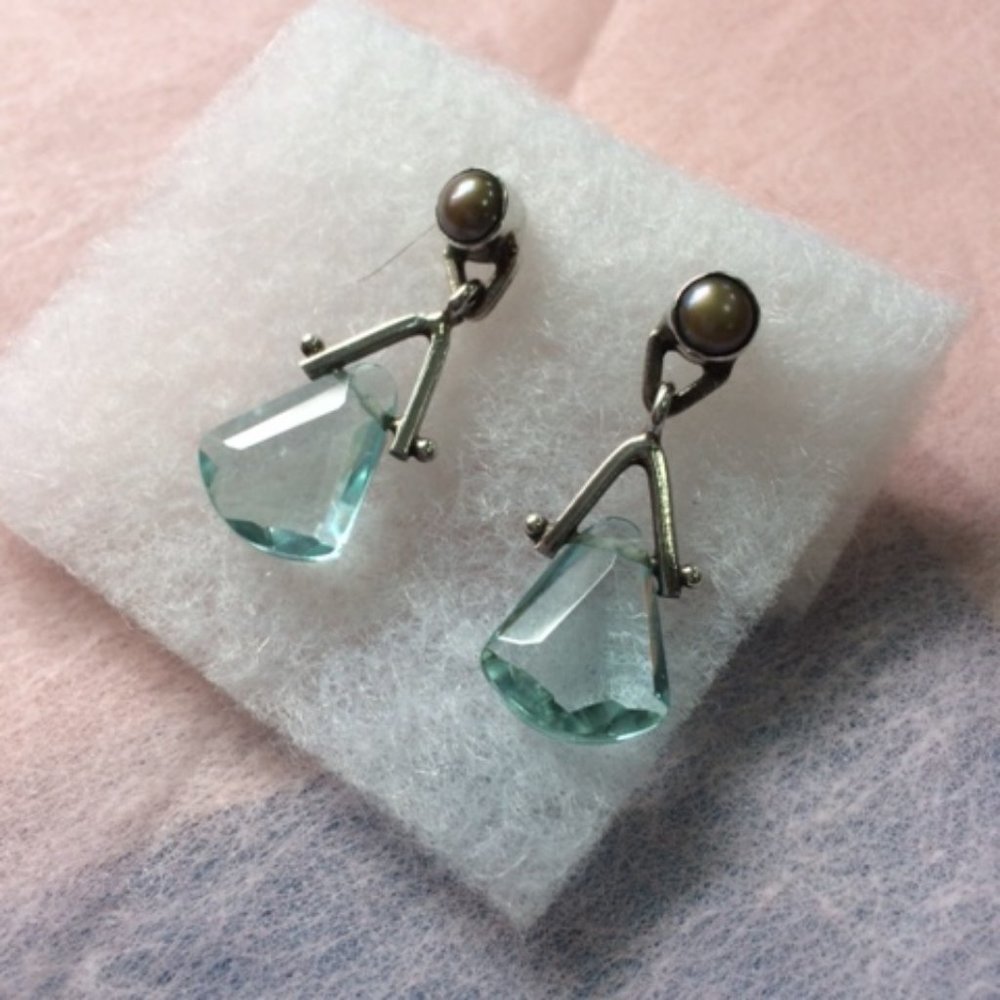 Silver earrings with glass bead